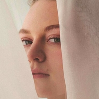 Mia Threapleton Nagie